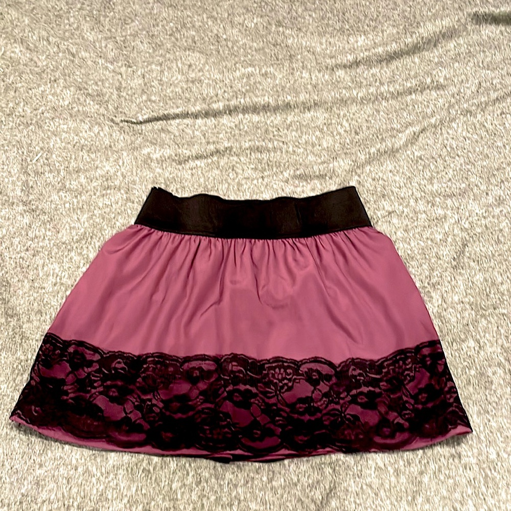 3/$18 🌺 Deep red-purple and black lace mini skirt, women/ juniors small
